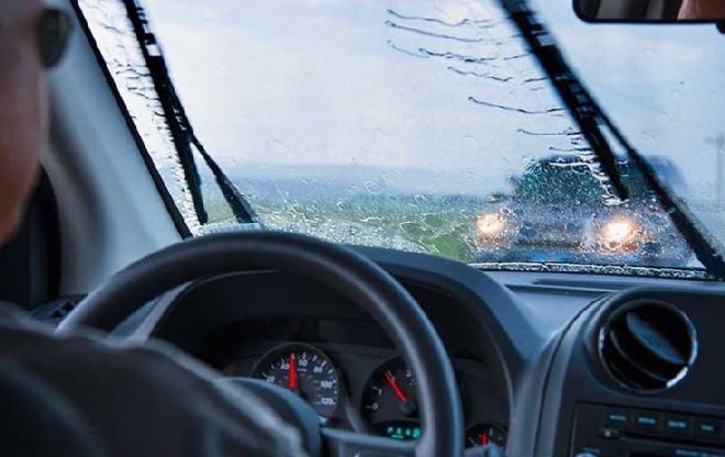 Conduceţi prudent pe timp de ploaie!