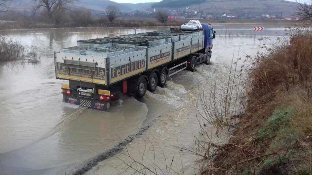 FOTO: Mureșul și Târnava Mare au ieșit din matcă. Inundații în zona Gurghiu