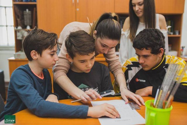 „Ziua Voluntariatului”, bucuria de a împărtăși pentru studenții Estiem Mureș