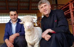 FOTO INEDIT: Cristian Pomohaci, la tuns de oi în sutană de preot!
