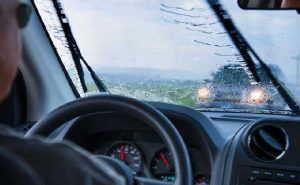 Conduceţi prudent pe timp de ploaie! Recomandările poliţiştilor mureşeni