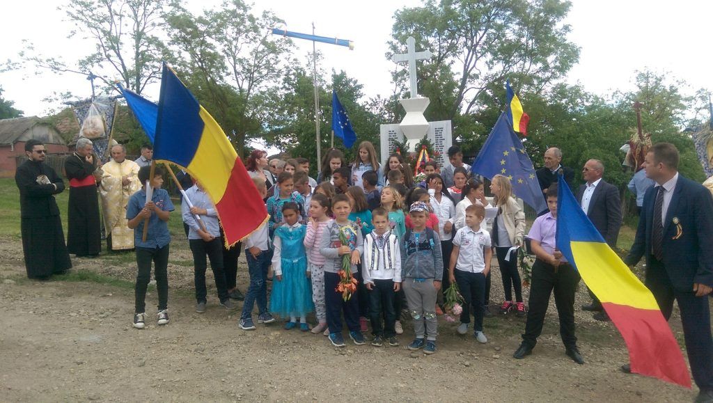 FOTOGALERIE: Monument închinat eroilor neamului, la Bărboşi