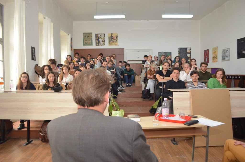 FOTOGALERIE: Scriitorul Attila Bartis a ținut ore de literatură maghiară la Liceul de Artă