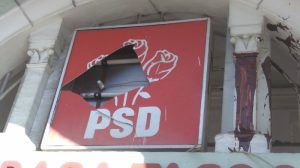 Sediul PSD Mureş, vandalizat cu… borcane de gem