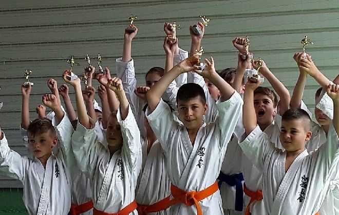 FOTO: Campionatul național de karate Kyokushin pentru copii – 17 medalii de aur pentru Tiger Budo!