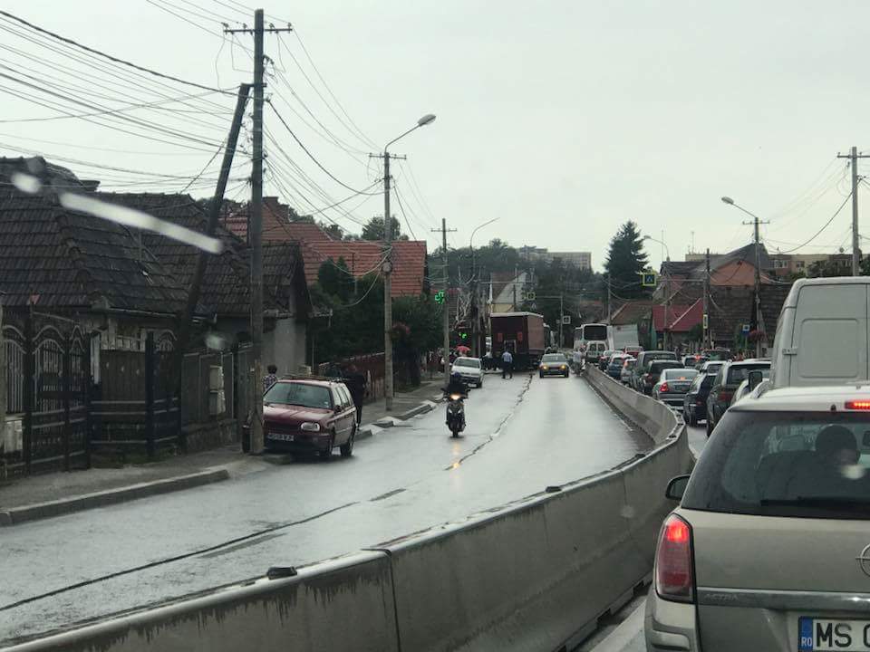 Şase autoturisme implicate într-un accident la Sângeorgiu