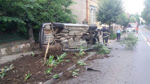Un şofer s-a răsturnat cu maşina în Tîrgu Mureş