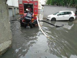 FOTO: Subsol inundat pe strada Muncii din Tîrgu Mureș
