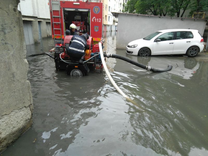 FOTO: Subsol inundat pe strada Muncii din Tîrgu Mureș