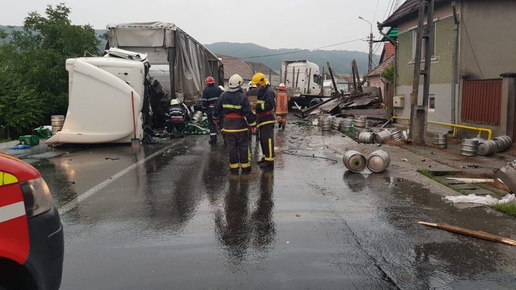 UPDATE FOTO: Două tiruri s-au ciocnit la Chendu, unul dintre șoferi transportat la spital