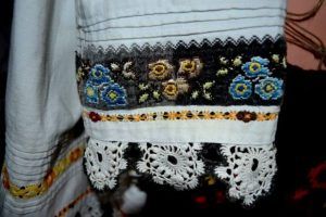 Vrei să înveți să coși o cămașă tradițională? Muzeul Etnografic Reghin îți vine în ajutor