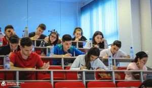 Peste 600 de elevi, înscrişi la simularea examenului de admitere la UMF Târgu-Mureș