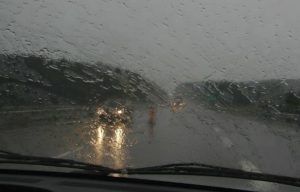 Poliţia recomandă: conduceţi prudent pe timp de ploaie!