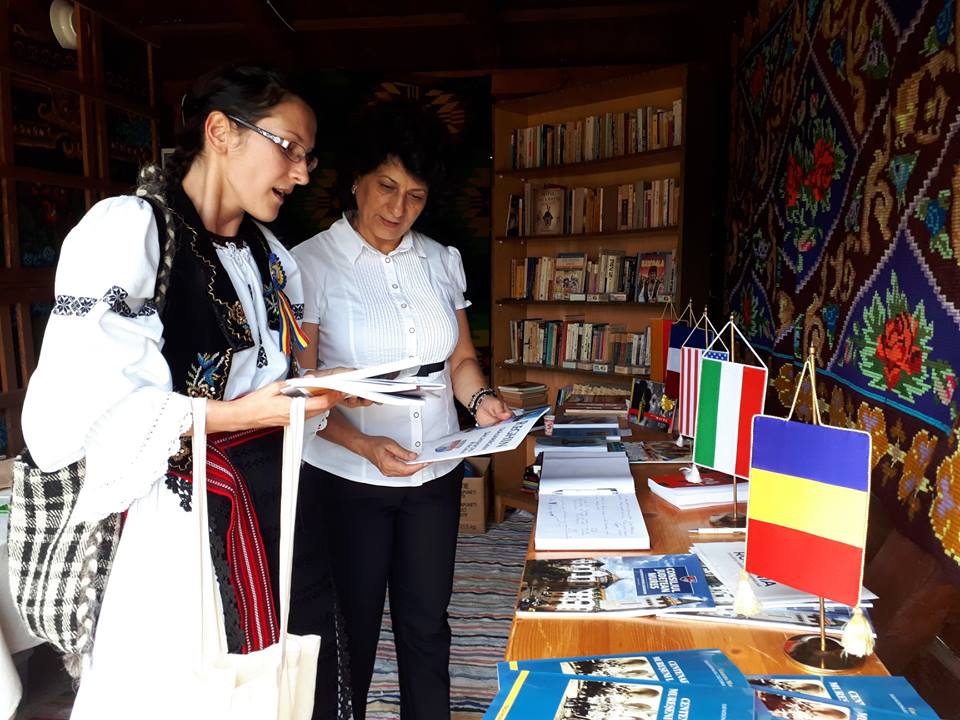 FOTO: Peste 500 de cărți donate Bibliotecii din Răstolița. ”Hai cu o carte la festival!”, un succes