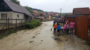 Ajutor pentru locuitorii din Vânători, afectați de inundații