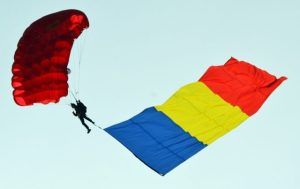 Parașutiștii Aeroclubului Târgu-Mureș, pe cerul Suseniului la „Festivalul Cepei”