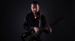 Adrian Red se înalță în acorduri de chitară electrică pe single-ul „Ascension”