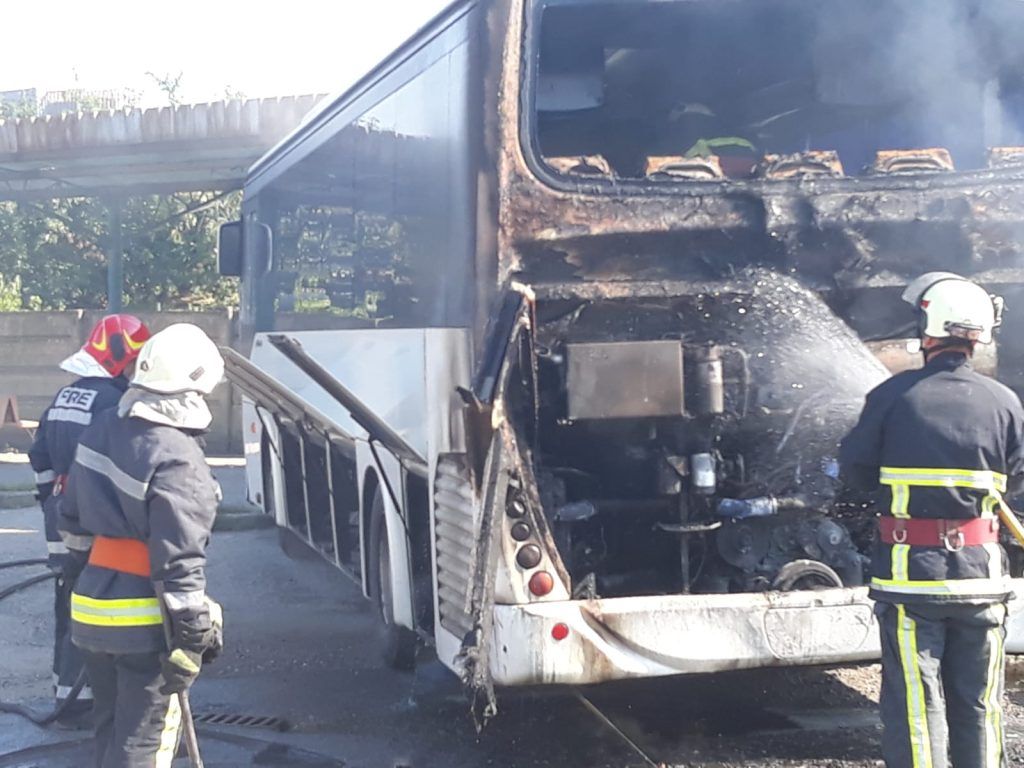 FOTO: Un autobuz a luat foc în autogară