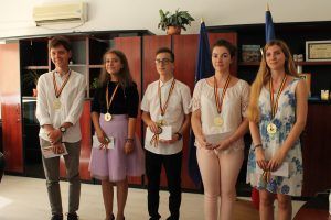Elevi de nota 10 la BAC și Evaluarea Națională recompensați la ISJ Mureș