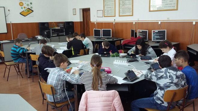 Elevii de la Școala Gimnazială Sâncraiu de Mureș învață matematică și informatică în laboratorul digital