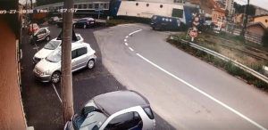 VIDEO: Momentul impactului dintre tren şi maşină, filmat de o cameră de supraveghere