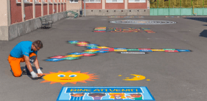 Jocurile copilăriei în curtea Școlii Generale „Mihai Viteazu”