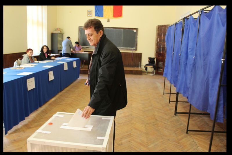 Mircea Dușa, la vot. Ce a declarat prefectul la ieșirea din secția de votare