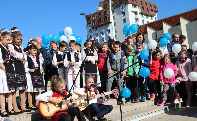 FOTO: Ziua Mondială a Educaţiei, sărbătorită prin cântece şi dansuri