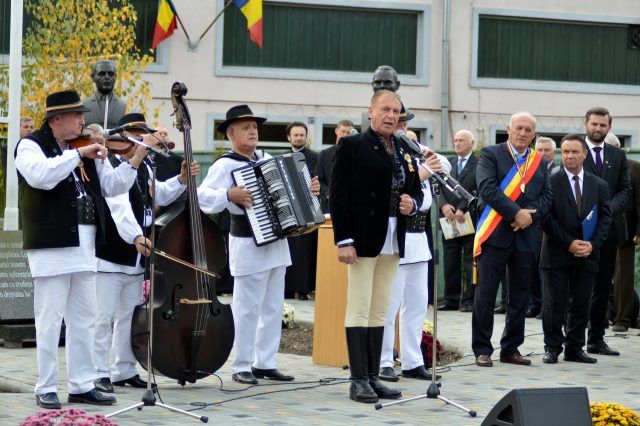 FOTO: Omagiu adus artizanilor Marii Uniri în comuna Râciu
