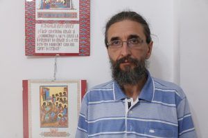 INTERVIU. Călugărul Cristian Constantin Trifan pictează miniaturi religioase și are vederi largi: „Suntem cu toții niște fractali care pornesc din Dumnezeu”