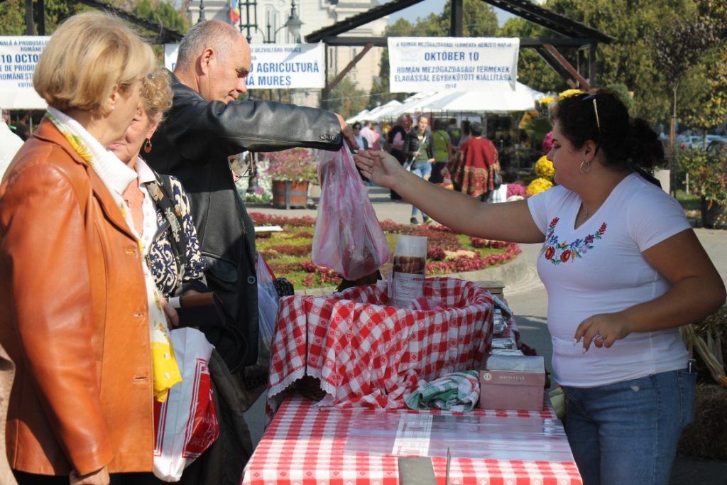 GALERIE FOTO: Ziua naţională a produselor agroalimentare româneşti în Piața Trandafirilor