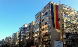 FOTO: Tricolor uriaş, pe un bloc din Târgu-Mureş!