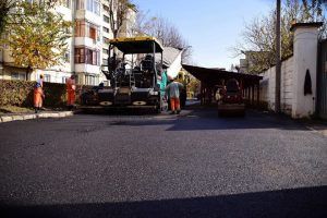 Asfaltări pe o nouă stradă din Târgu-Mureş!