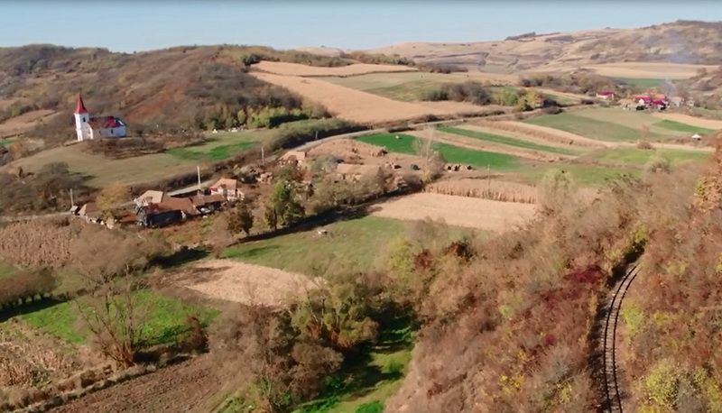 VIDEO: Peisaje de poveste pe traseul mocăniţei Teaca – Râciu!