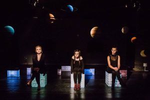 Trei actrițe transmit „Semnale disperate către planeta Pluto”