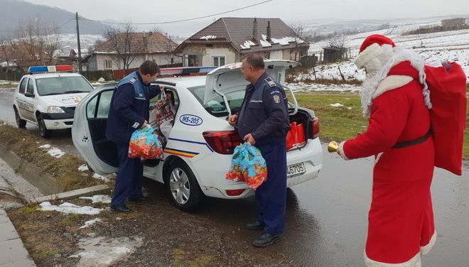 FOTO: Moş Crăciun şi-a luat ajutoare poliţişti!