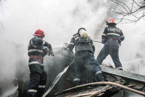 Incendiu la o casă din Pănet. Un bărbat, transportat la Urgenţă cu arsuri!