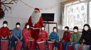 FOTO: Moş Crăciun, în vizită la copii internaţi în Spitalul Clinic Județean Mureș