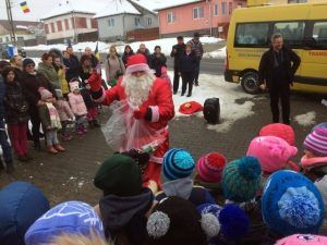FOTO: Copiii din comuna Batoș vizitați de Moș Crăciun