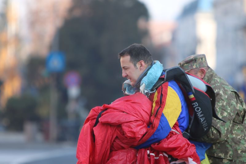 CENTENAR: Gabriel Pop a adus drapelul României din înaltul cerului de 1 Decembrie