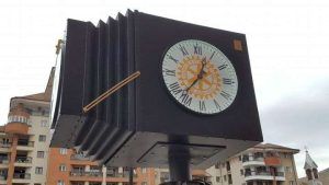 Ceas unicat dedicat orașului Alba Iulia de către Rotary Club Alba Iulia. Ceasul are forma aparatului foto folosit de Samoila Mârza
