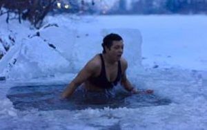 VIDEO, FOTO: Fost consilier local, baie la sub 0 grade Celsius!