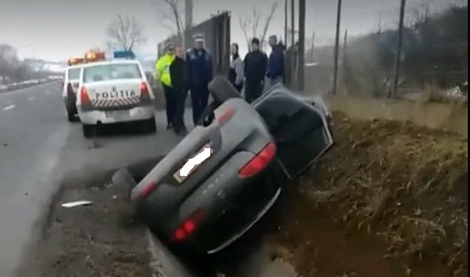 VIDEO: Maşină răsturnată în şanţ, în Berghia!