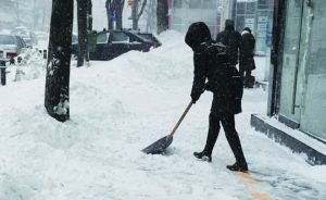 Locatarii din Târgu-Mureş, rugaţi să-şi cureţe trotuarele de zăpadă şi gheaţă