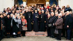 Părintele Arhiepiscop Irineu, în mijlocul credincioșilor din Târgu Mureș