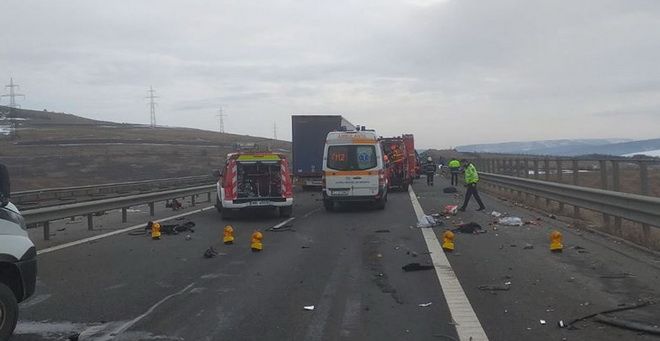 FOTO: Microbuz cu pasageri răsturnat pe Autostrada A3!