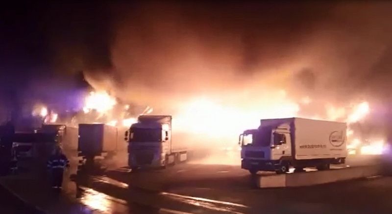 VIDEO: Pompierii mureşeni, chemaţi să stingă un incendiu la o fabrică din Alba!