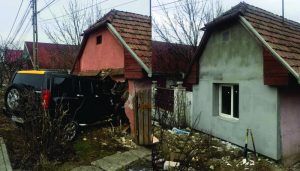 FOTO: Casa din Corunca distrusă de un Hummer, refăcută de oameni inimoşi!