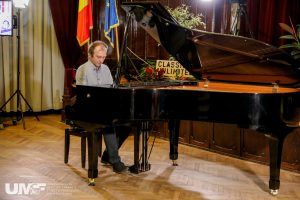 Pianistul Bogdan Vaida a apăsat clapele potrivite la UMFST Târgu Mureș
