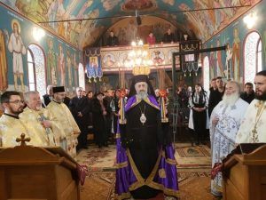 Sfânta Liturghie oficiată de ÎPS Irineu la Criș